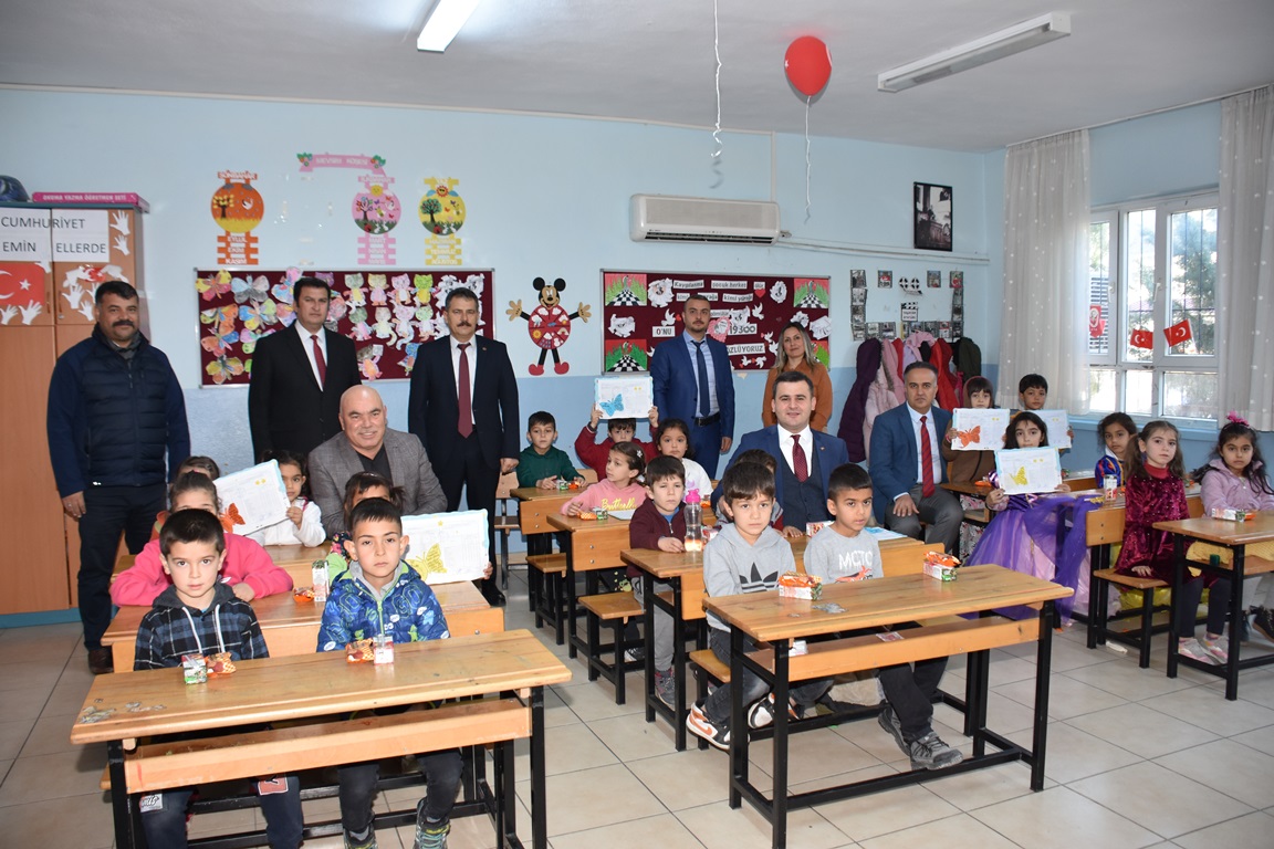 Karaisali’da ogrencilerin karne heyecanina Kaymakam ve Belediye Baskani da ortak oldu (1)